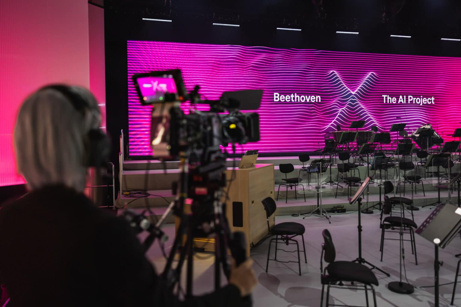 Kamerafrau bei der Beethoven X Uraufführung in Bonn bei der Telekom