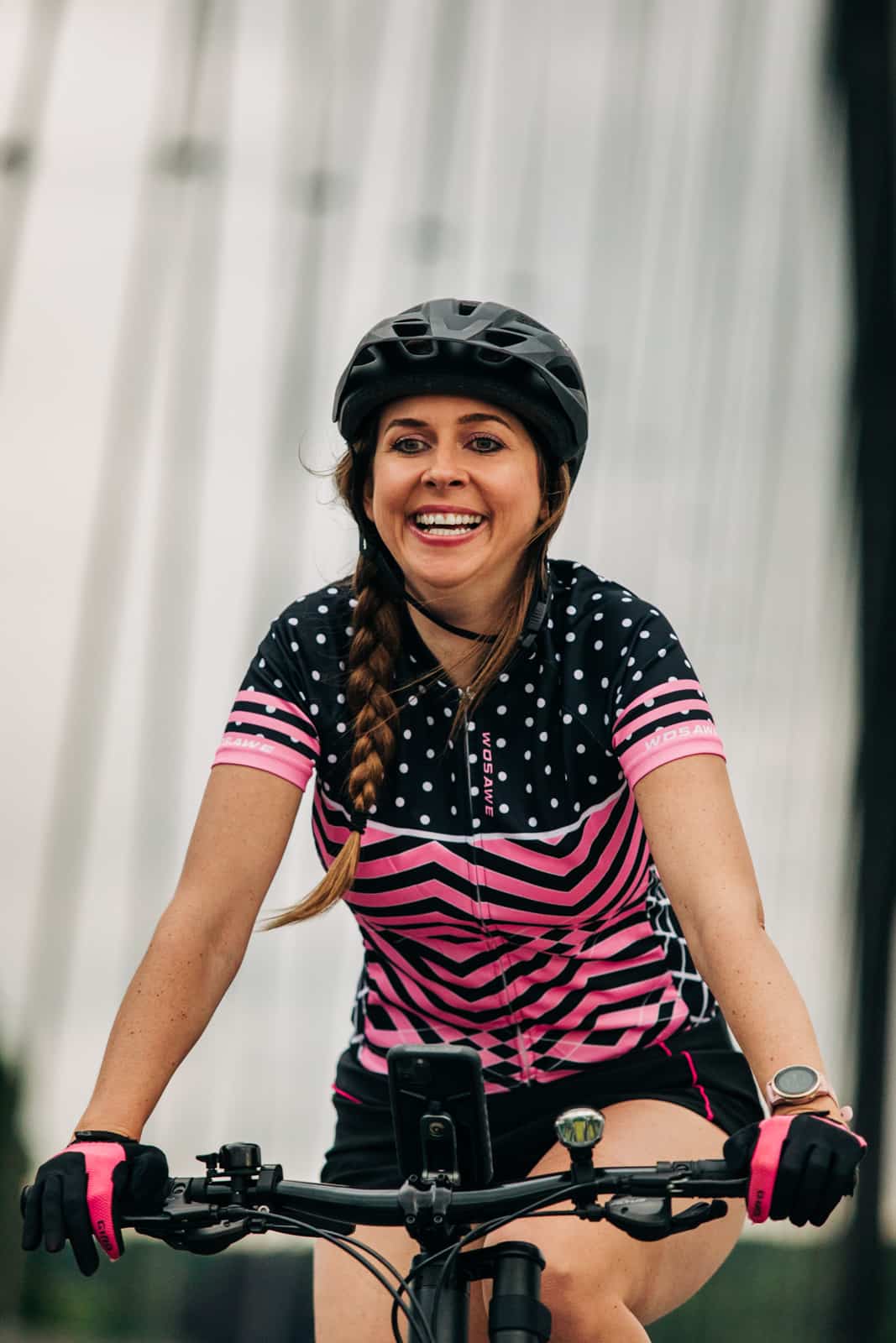 Frau lacht beim Radfahren