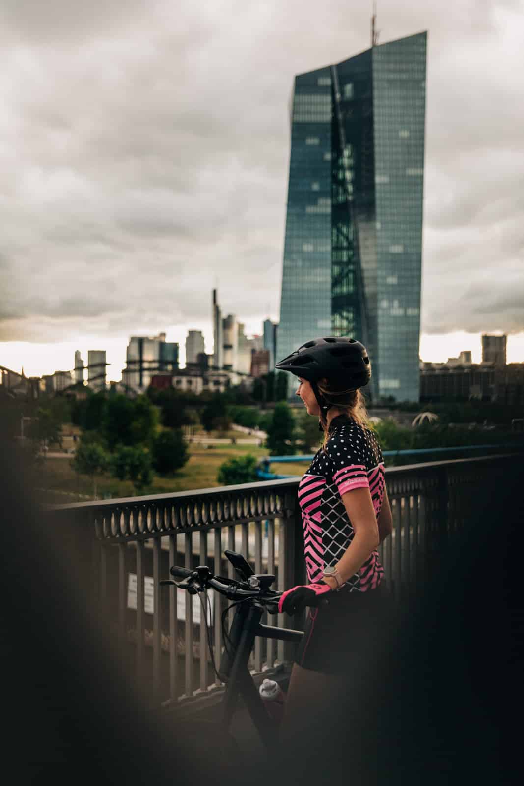 Frau vor Frankfurts Skyline
