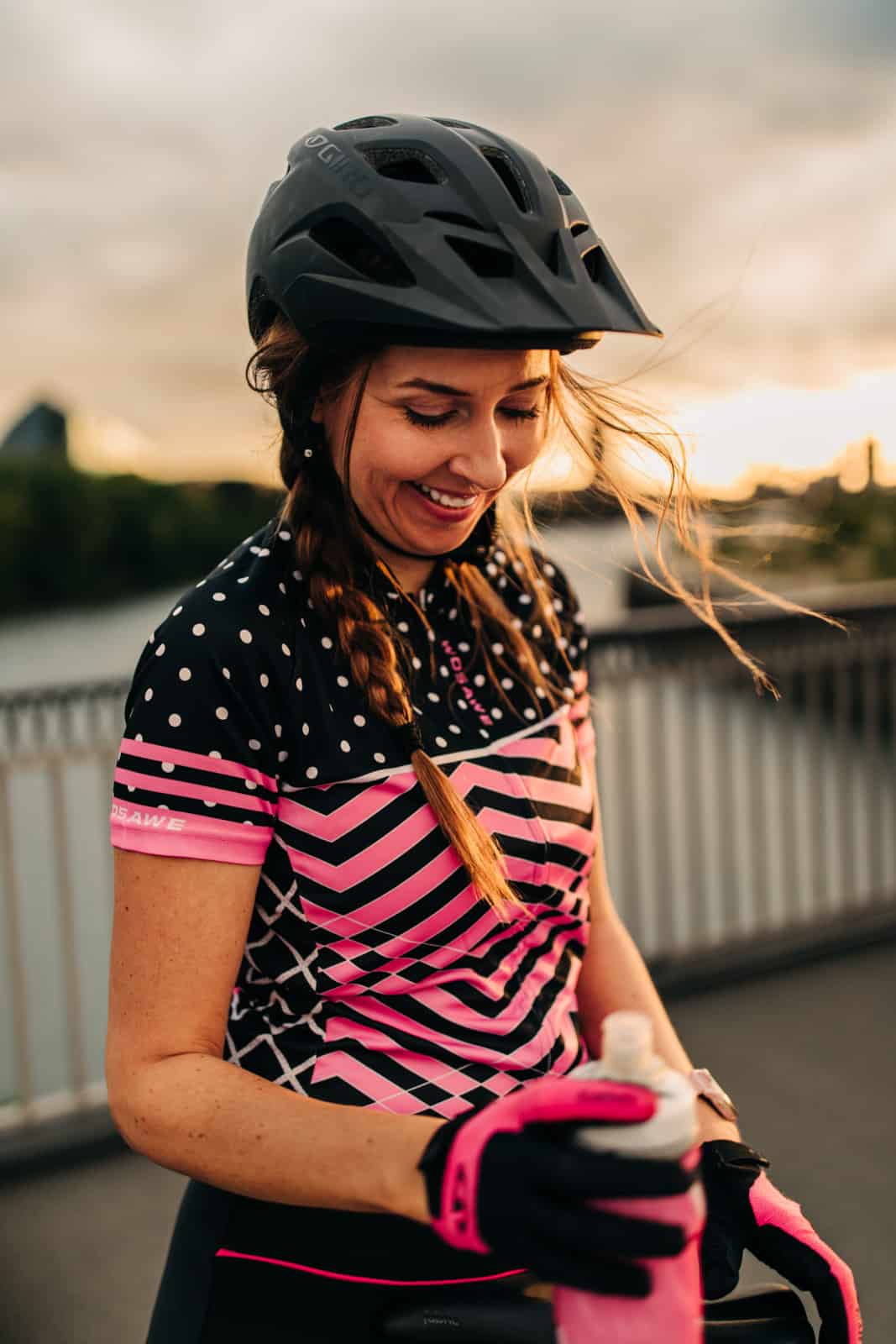 Frau mit Fahrradbekleidung im Sonnenuntergang
