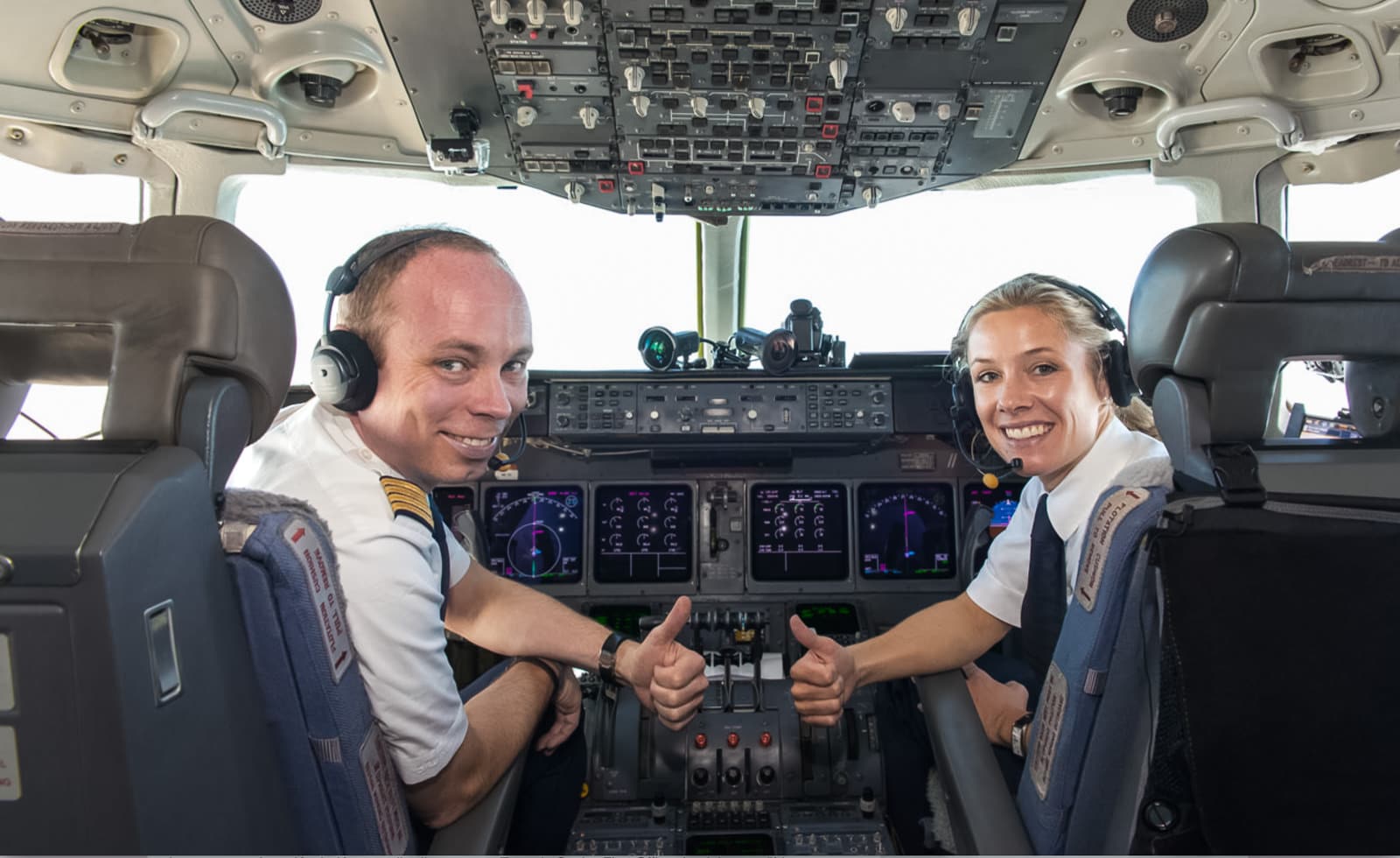 Zwei Lufthansa Piloten posen für das DVD Cover